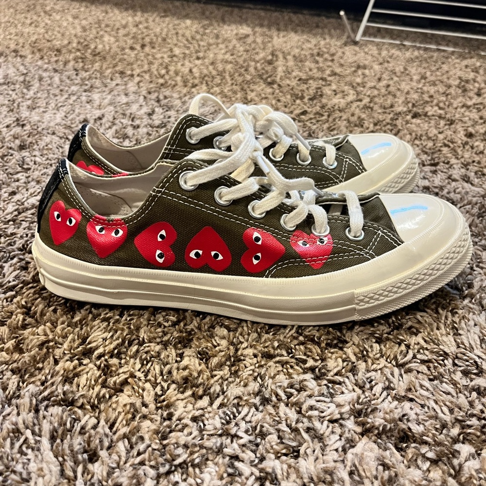 Converse women’s Play heart shoes/sneakers